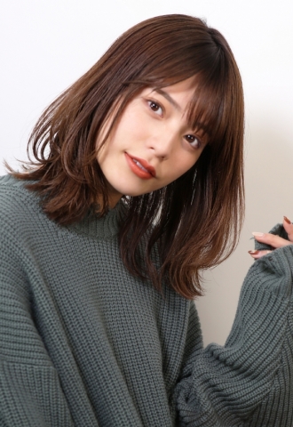 柔らかミディアムレイヤー × 透明感グレージュカラー